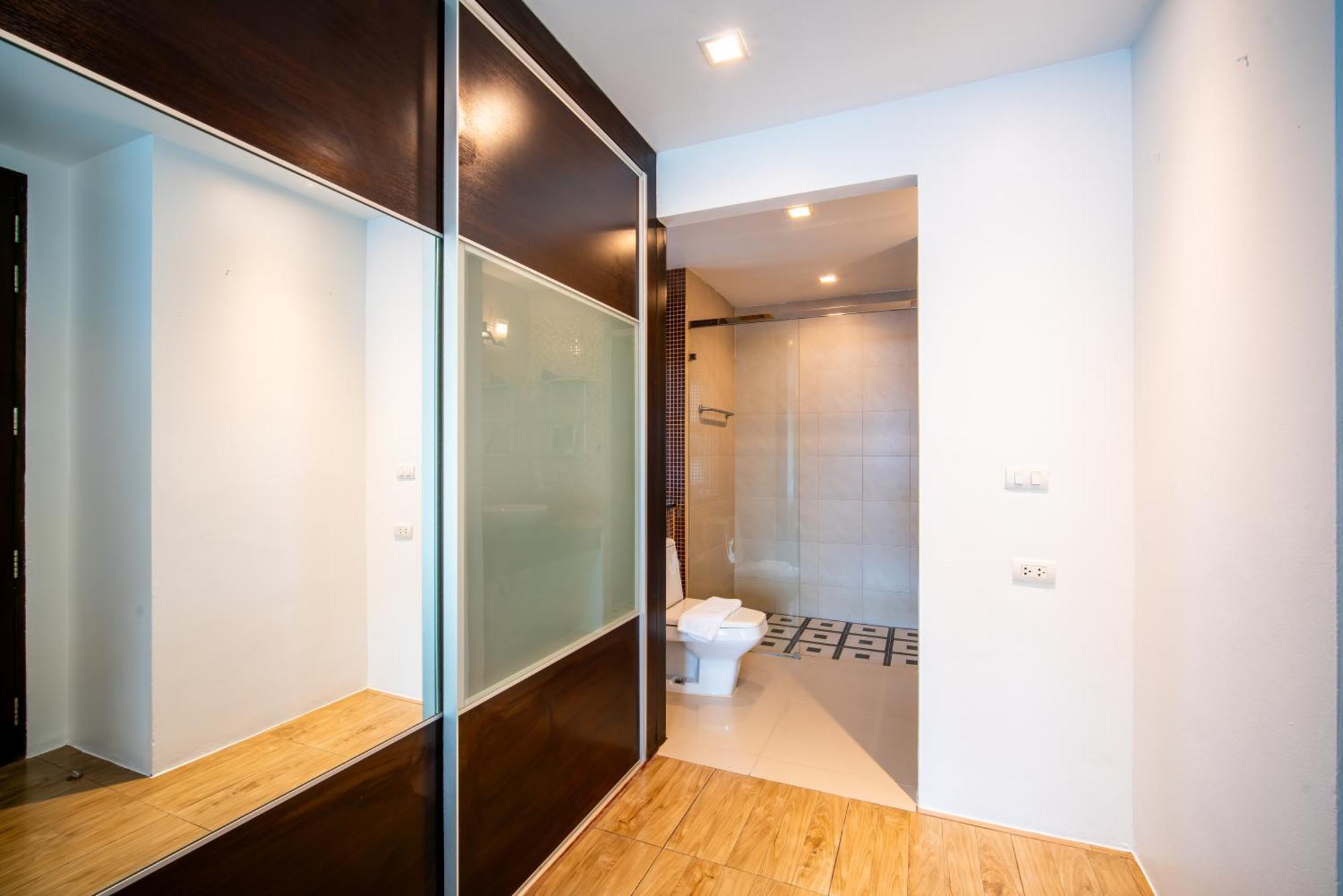Apartment 芭东 两卧两卫公寓 近夜市 便利店 有电梯泳池健身房 Patong