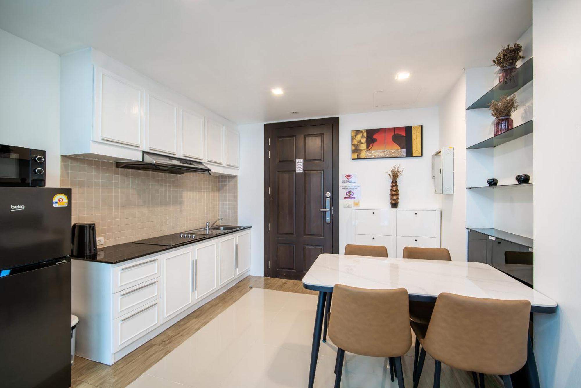 芭东 两卧两卫公寓 近夜市 便利店 有电梯泳池健身房 Apartment *